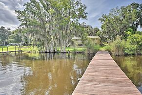 Waterfront Welaka Escape w/ Private Docks!