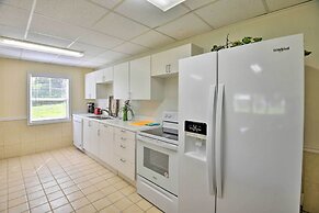 Waterfront Welaka Escape w/ Private Docks!