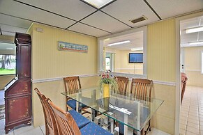 Waterfront Welaka Escape w/ Private Docks!