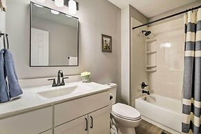 Airy Townhome: Close to Kayaking & Boating!