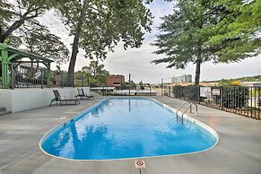 Branson Cottage w/ Pool Access ~ 2 Mi to the Strip