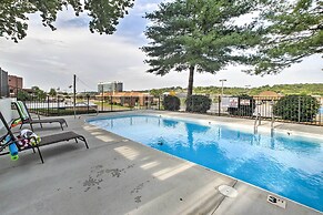 Branson Cottage w/ Pool Access ~ 2 Mi to the Strip