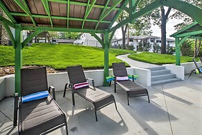 Branson Cottage w/ Pool Access ~ 2 Mi to the Strip