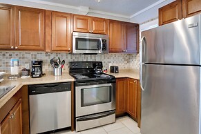 Beachy Getaway w/ Balcony on Hilton Head Island!