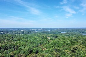 2 Mi to Clemson: Central Villa w/ Deck, Near Lakes