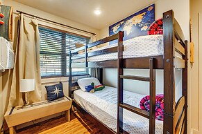 Cabin w/ Pool Access - Walk to Table Rock Lake!