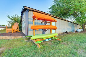 Cabin w/ Pool Access - Walk to Table Rock Lake!