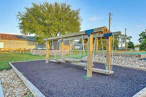 Cabin w/ Pool Access - Walk to Table Rock Lake!