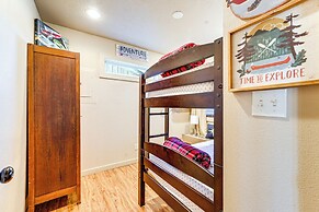 Cabin w/ Pool Access - Walk to Table Rock Lake!