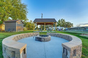 Cabin w/ Pool Access - Walk to Table Rock Lake!