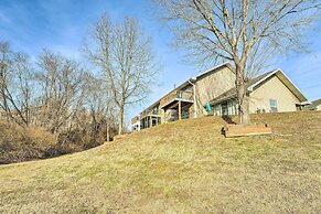 Balcony & Grill: Condo Near Table Rock Lake!