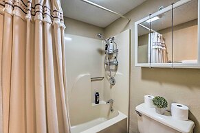 Balcony & Grill: Condo Near Table Rock Lake!