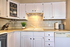 Charming Condo w/ Pool Access in Osage Beach!