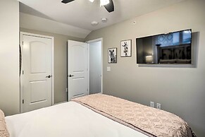 4 Mi to Silver Dollar City: Chic Branson Retreat!