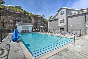 4 Mi to Silver Dollar City: Chic Branson Retreat!