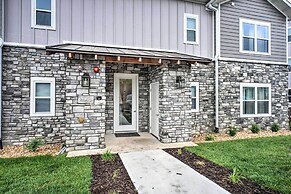 4 Mi to Silver Dollar City: Chic Branson Retreat!