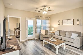 4 Mi to Silver Dollar City: Chic Branson Retreat!