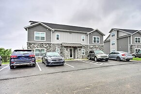 4 Mi to Silver Dollar City: Chic Branson Retreat!