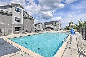 4 Mi to Silver Dollar City: Chic Branson Retreat!