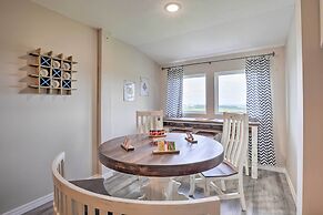 4 Mi to Silver Dollar City: Chic Branson Retreat!