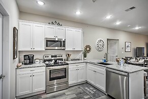 4 Mi to Silver Dollar City: Chic Branson Retreat!