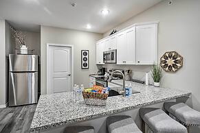 4 Mi to Silver Dollar City: Chic Branson Retreat!