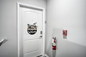 4 Mi to Silver Dollar City: Chic Branson Retreat!