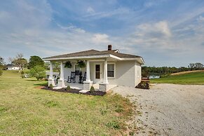 Cozy Fair Play Home w/ Deck 4 Mi to Lake Hartwell!