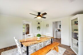 Cozy Fair Play Home w/ Deck 4 Mi to Lake Hartwell!