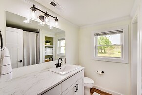 Cozy Fair Play Home w/ Deck 4 Mi to Lake Hartwell!
