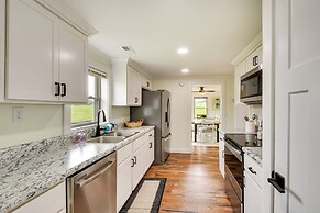 Cozy Fair Play Home w/ Deck 4 Mi to Lake Hartwell!