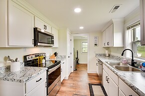 Cozy Fair Play Home w/ Deck 4 Mi to Lake Hartwell!