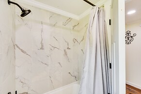 Cozy Fair Play Home w/ Deck 4 Mi to Lake Hartwell!