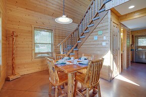Cozy Columbia Cabin w/ Shared Lake Dock!