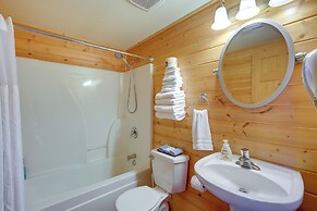 Cozy Columbia Cabin w/ Shared Lake Dock!