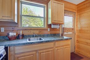 Cozy Columbia Cabin w/ Shared Lake Dock!
