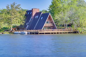 Cozy Columbia Cabin w/ Shared Lake Dock!