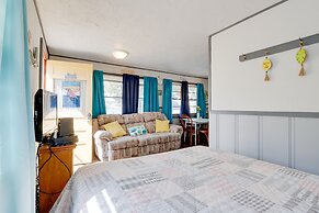 Cozy Camdenton Cottage w/ Deck + Boat Dock Access!