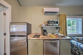 Downtown Branson Cottage w/ Pool Access!