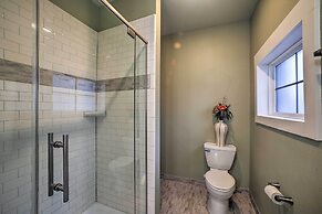 Downtown Branson Cottage w/ Pool Access!