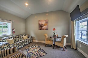 Downtown Branson Cottage w/ Pool Access!