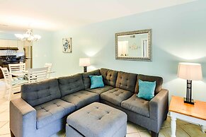 Pool Deck Access & Walk to Beach: Hilton Head Unit