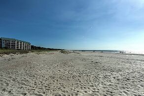 Pool Deck Access & Walk to Beach: Hilton Head Unit