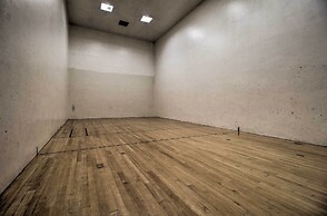 Pool Deck Access & Walk to Beach: Hilton Head Unit