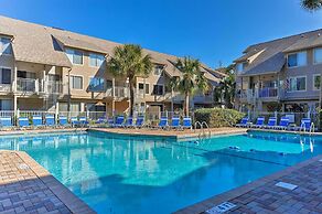 Hilton Head Villa w/ Balcony: Walk to the Beach!