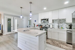 Walk to Coligny Beach: Tropical Hilton Head Condo