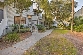 Walk to Beach: HHI Townhome w/ Pool Access!