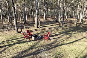 Idyllic Table Rock Lake Cabin w/ Fire Pit!