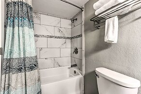 < 1 Mi to Margaritaville Resort: Osage Beach Home!