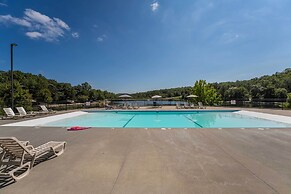 Lakefront Branson Cabin: 6 Mi to Branson Strip!